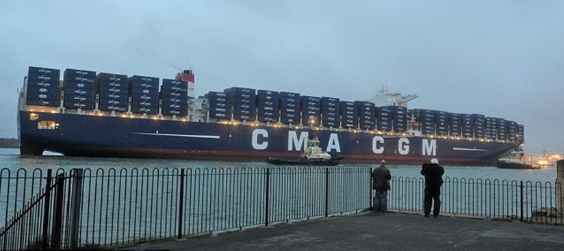 世界最大集裝箱貨船完成處女航 滿載圣誕禮品抵英港口