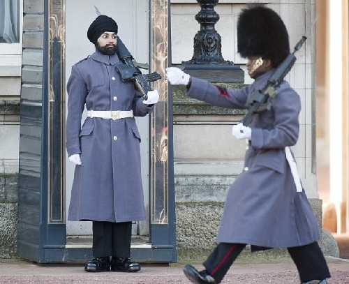 錫克教衛兵戴頭巾守衛白金漢宮 獨樹一幟創造歷史