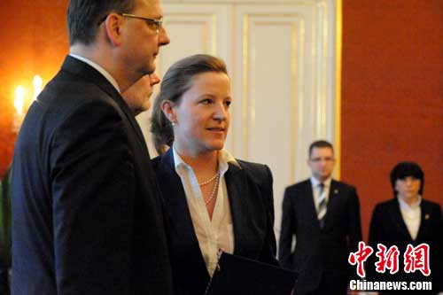 捷克任命女國防部長 僅37歲丈夫有華裔血統