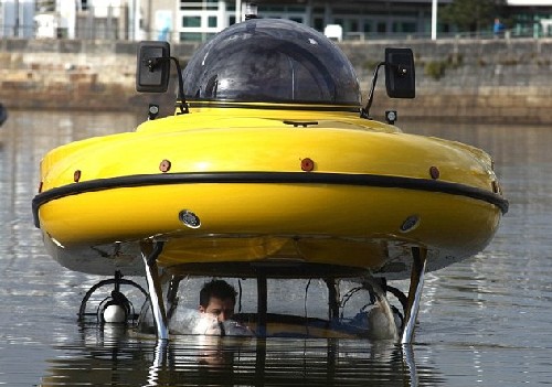 神奇水陸兩用車(chē)誕生 造型奇特由永動(dòng)機(jī)驅(qū)動(dòng)