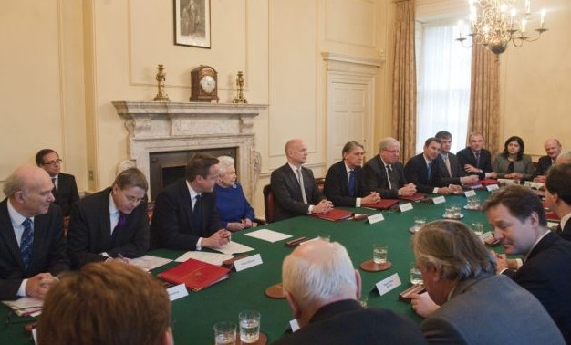 英女王打破200多年慣例出席內閣會議 獲贈60個餐具墊