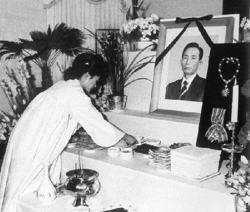 樸槿惠上演“公主復(fù)仇記”從恬靜少女到韓國女總統(tǒng)