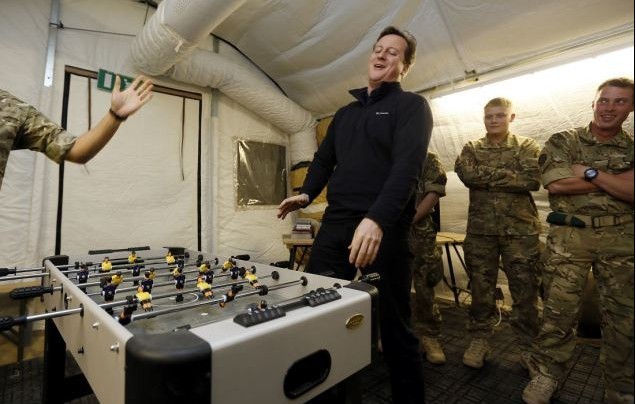 火雞、美食、桌球賽 卡梅倫突訪英駐阿基地與士兵共迎圣誕節