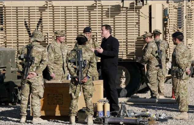 火雞、美食、桌球賽 卡梅倫突訪英駐阿基地與士兵共迎圣誕節(jié)