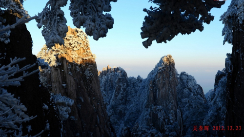黃山現霧凇奇觀 “千樹萬樹梨花開”若琉璃世界