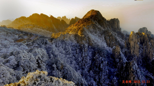 黃山現霧凇奇觀 “千樹萬樹梨花開”若琉璃世界