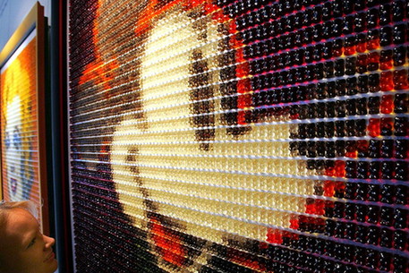 德藝術(shù)家用小熊糖作畫 夢(mèng)露、蒙娜麗莎躍然“糖”上