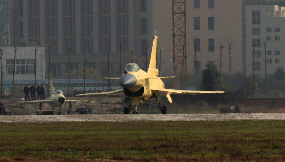 組圖:網友拍國產殲10B戰機近期頻繁滑跑試飛