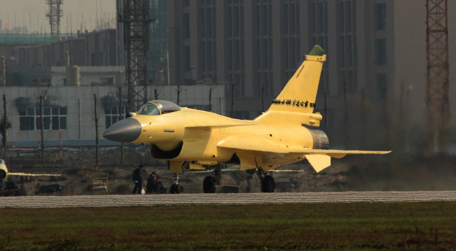 組圖：網友拍國產殲10B戰(zhàn)機近期頻繁滑跑試飛