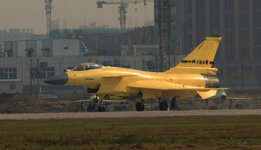 組圖：網(wǎng)友拍國產(chǎn)殲10B戰(zhàn)機(jī)近期頻繁滑跑試飛