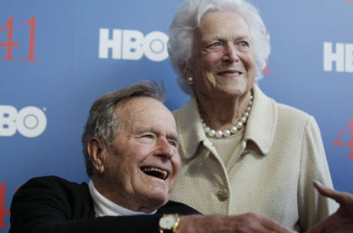 2012年6月12日的老布什,旁邊是他的妻子芭芭拉-布什。 美國前總統(tǒng)老布什進入重癥監(jiān)護病房