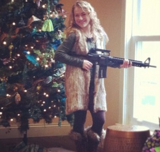 AR-15步槍在美熱銷 網(wǎng)民掀起持槍擺拍風(fēng)