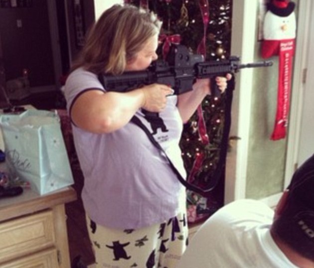 AR-15步槍在美熱銷 網(wǎng)民掀起持槍擺拍風(fēng)