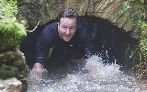 卡梅倫參加慈善越野賽 展示強健體魄受傷也不在乎