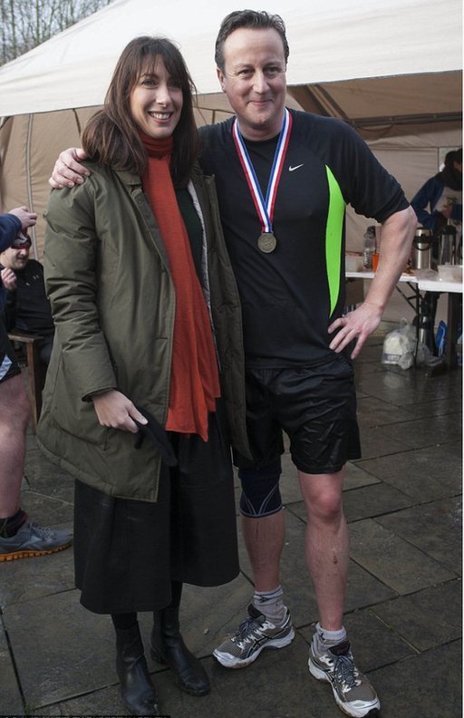 卡梅倫參加慈善越野賽 展示強健體魄受傷也不在乎