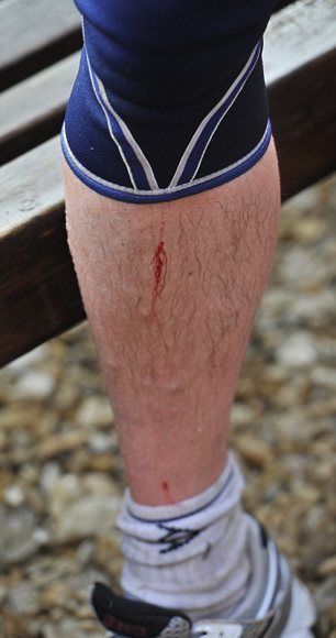 卡梅倫參加慈善越野賽 展示強健體魄受傷也不在乎