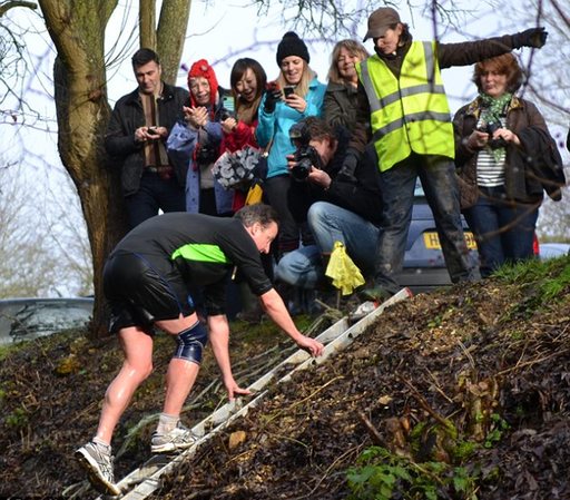 卡梅倫參加慈善越野賽 展示強健體魄受傷也不在乎