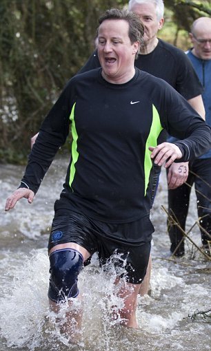 卡梅倫參加慈善越野賽 展示強健體魄受傷也不在乎