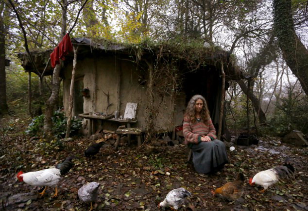 燃木取火飲溪水 牛津大學畢業(yè)生深山過原始生活