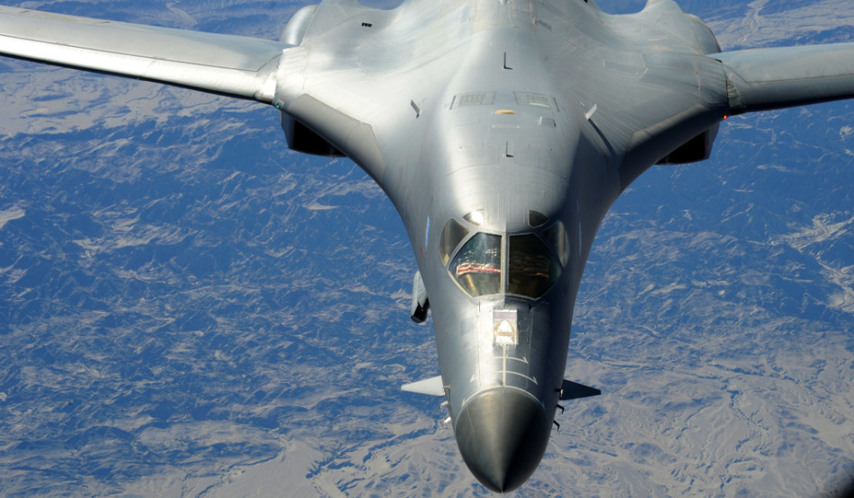 實拍美軍戰略轟炸機空中加油 飛行員高舉國旗