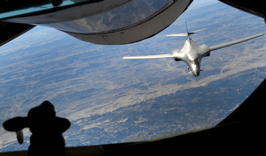 實拍美軍戰略轟炸機空中加油 飛行員高舉國旗