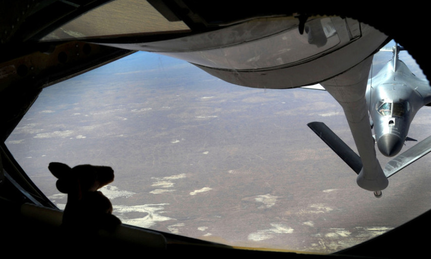 實拍美軍戰略轟炸機空中加油 飛行員高舉國旗