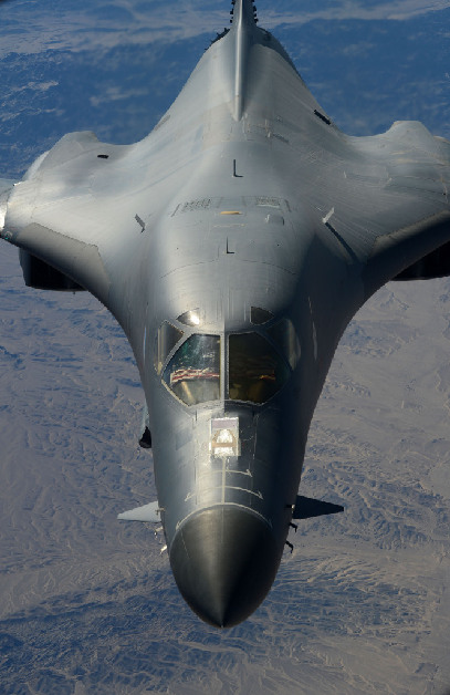 實拍美軍戰(zhàn)略轟炸機空中加油 飛行員高舉國旗