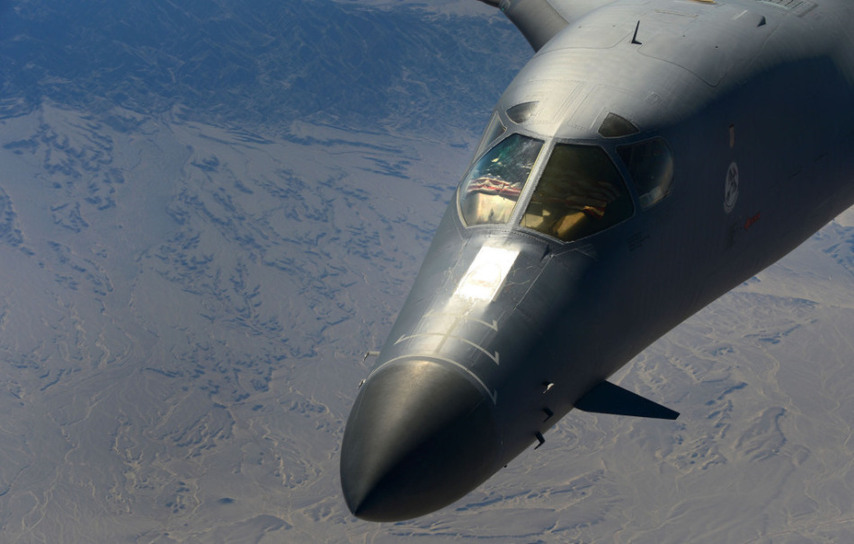 實拍美軍戰略轟炸機空中加油 飛行員高舉國旗