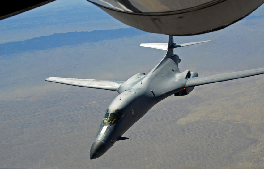 實拍美軍戰略轟炸機空中加油 飛行員高舉國旗