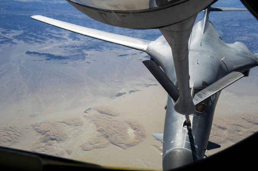 實拍美軍戰略轟炸機空中加油 飛行員高舉國旗