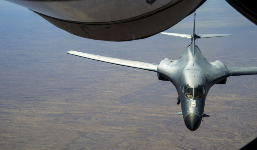 實拍美軍戰略轟炸機空中加油 飛行員高舉國旗