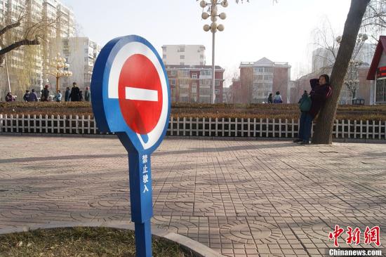 新交規(guī)今起實(shí)施 闖黃燈扣六分成最受爭議項(xiàng)目