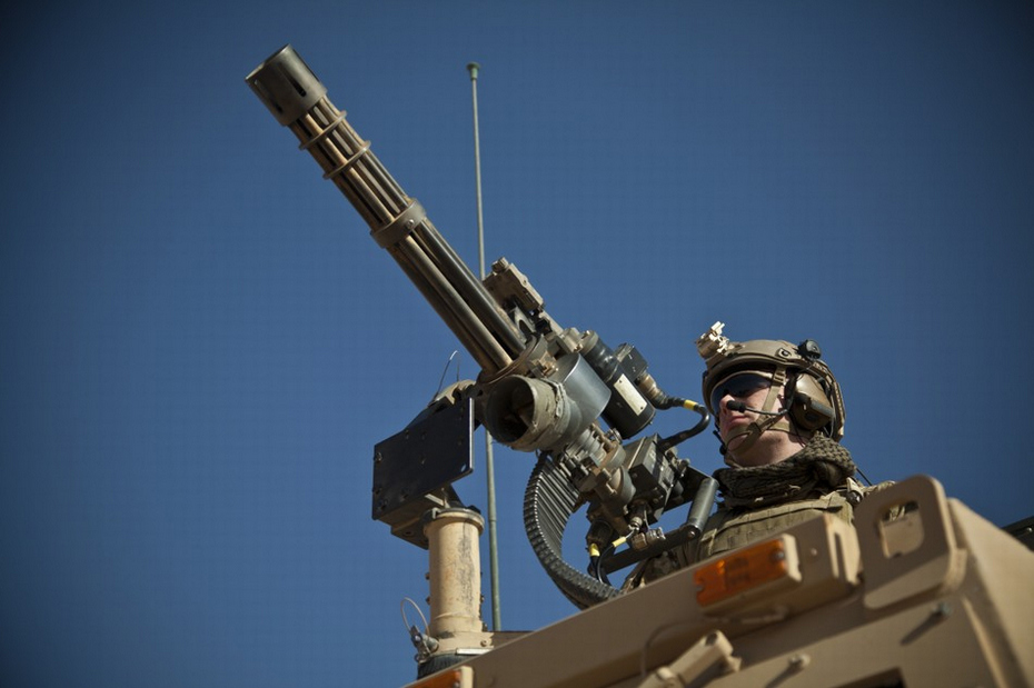 火力強勁!實拍美軍車載多管機槍實彈射擊