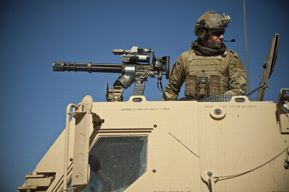 火力強勁!實拍美軍車載多管機槍實彈射擊