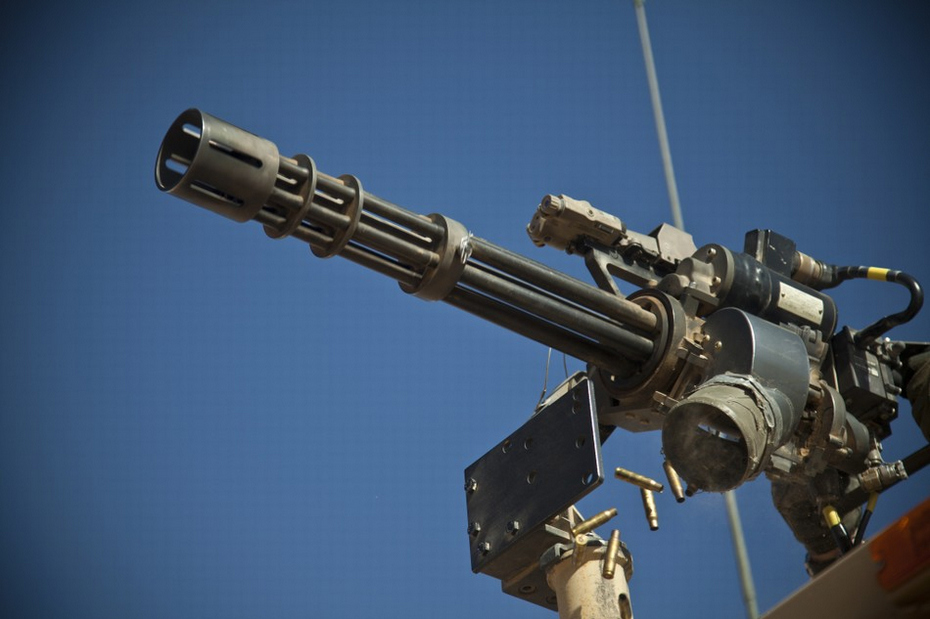 火力強(qiáng)勁!實拍美軍車載多管機(jī)槍實彈射擊