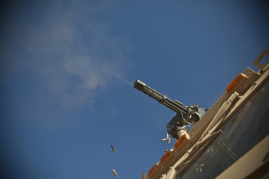 火力強勁!實拍美軍車載多管機槍實彈射擊