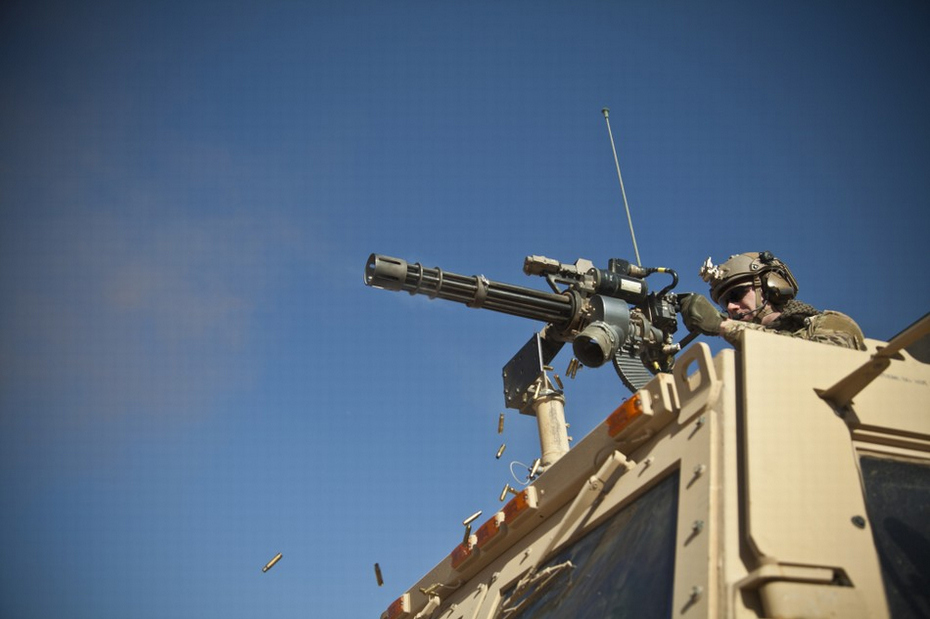 火力強勁!實拍美軍車載多管機槍實彈射擊