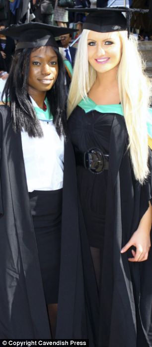 英國(guó)“芭比娃娃”拒絕做花瓶 身材火辣學(xué)歷出眾