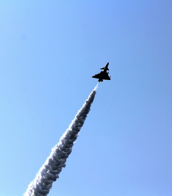 震撼！殲-10戰機試飛時空中放油[組圖]