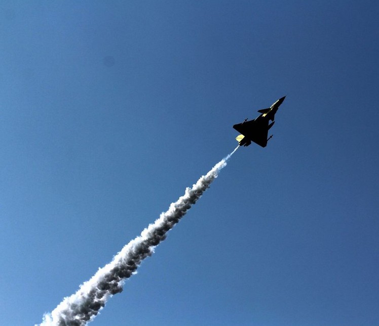 震撼！殲-10戰(zhàn)機(jī)試飛時(shí)空中放油[組圖]