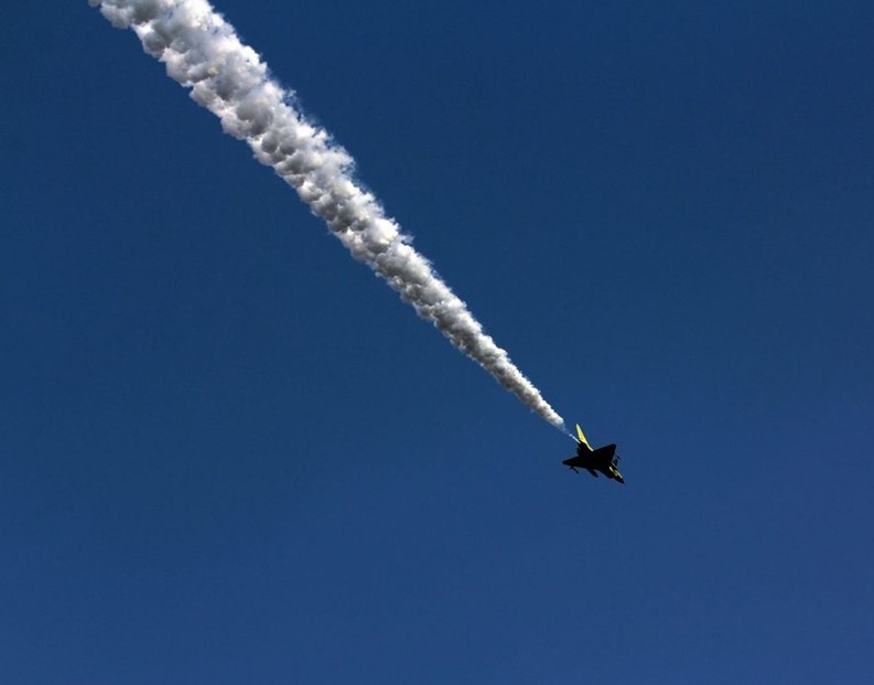 震撼！殲-10戰(zhàn)機(jī)試飛時空中放油[組圖]