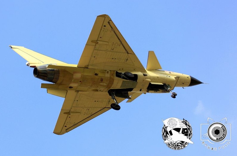 震撼！殲-10戰機試飛時空中放油[組圖]