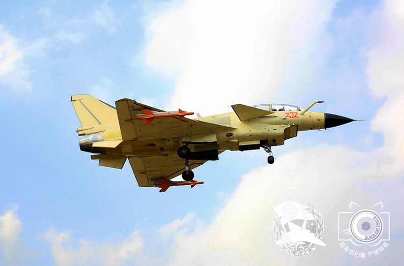 震撼！殲-10戰(zhàn)機試飛時空中放油[組圖]