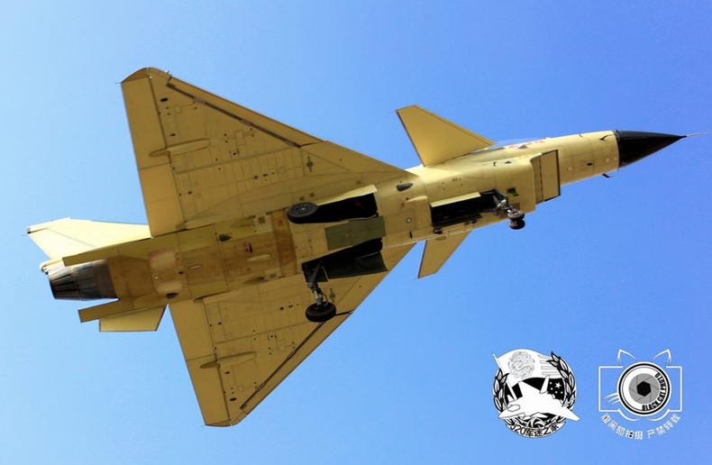 震撼！殲-10戰(zhàn)機試飛時空中放油[組圖]