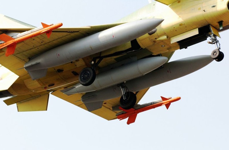 震撼！殲-10戰(zhàn)機試飛時空中放油[組圖]