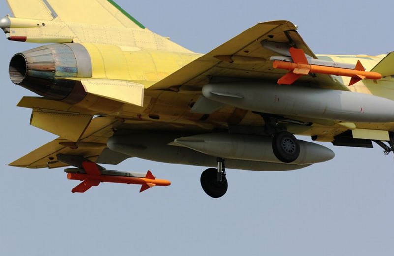 震撼！殲-10戰機試飛時空中放油[組圖]