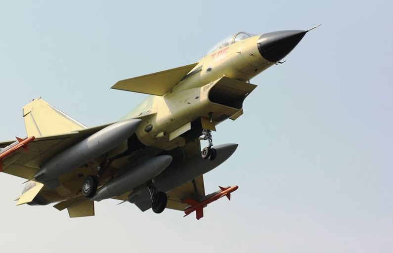 震撼！殲-10戰機試飛時空中放油[組圖]