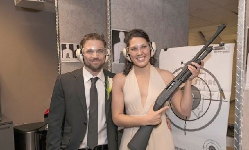 美康州校園槍擊案硝煙未散 賭城槍械婚禮照常進行