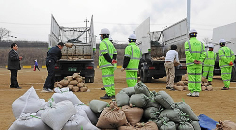 韓國環衛工人年薪18萬 高學歷應聘40挑1
