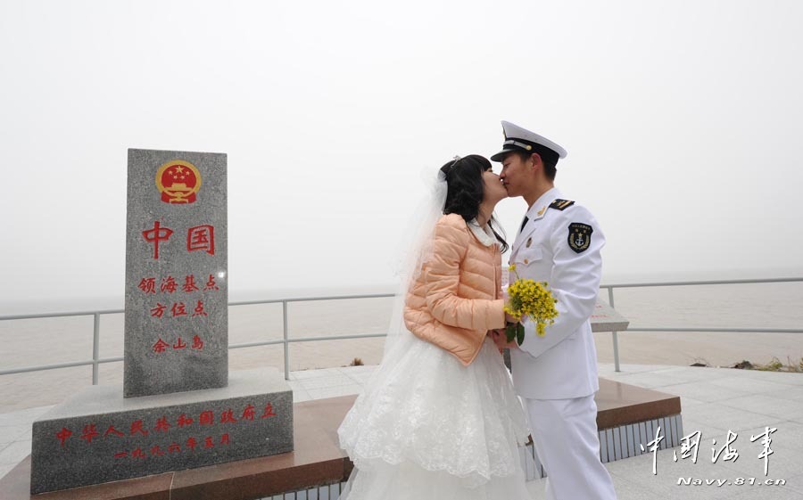 高清：美麗新娘登上海軍海島哨所完婚